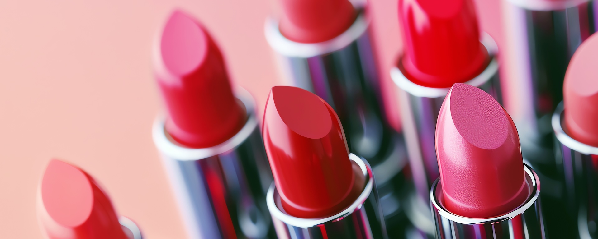 Cherry-coded make-up: rosso ciliegia su trucco e unghie